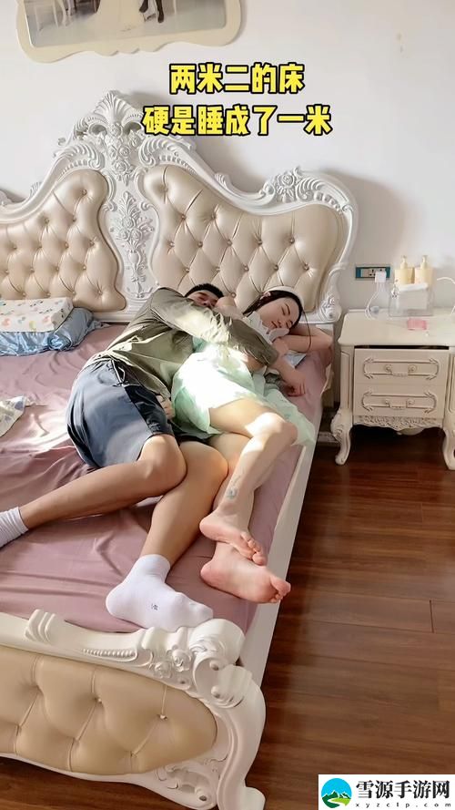 两个人床上哔哩哔哩，观众：竟然还有这些事！
