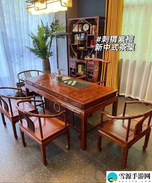 几个装修工人把我压在茶几，网友感叹：生活就是一场意外