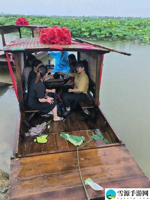 老人船上弄雨荷第十二集更新了，平台：腾讯视频