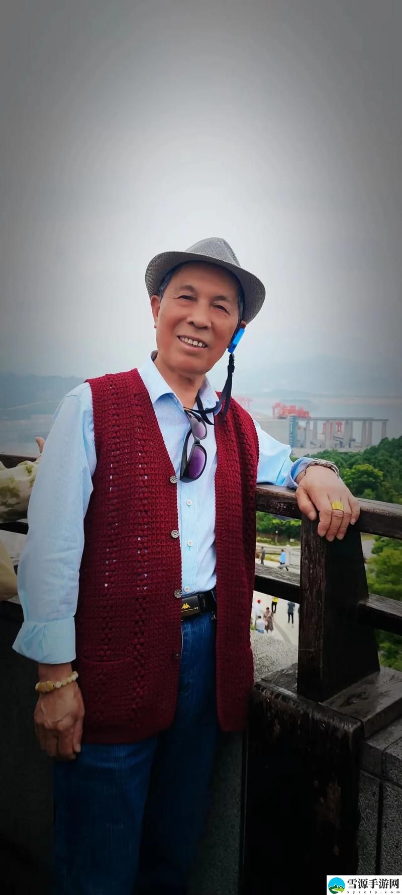 82岁老人找20多岁小伙子，这种跨代恋情是奇迹还是误区？