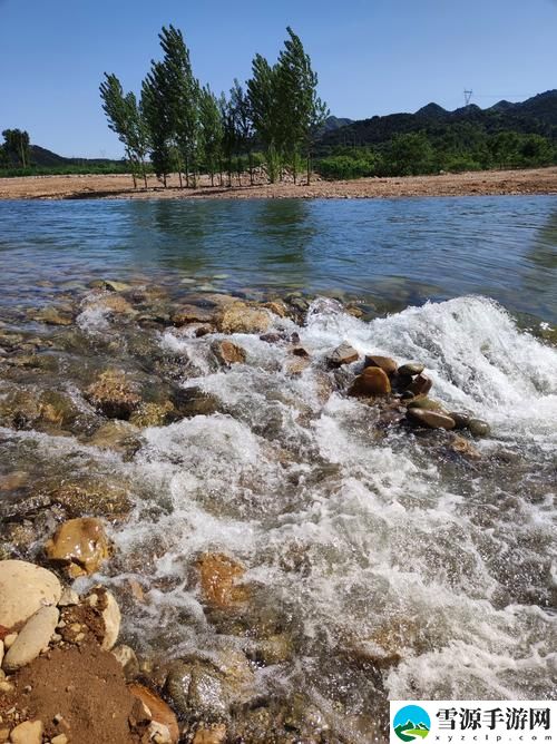 在“两峰夹小溪地湿又无泥的注意事项”中，如何有效避免湿滑带来的潜在风险？