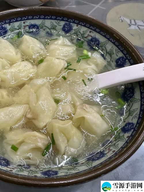 在繁忙生活中，苏软软汆肉的日常三鲜小馄饨如何成为舌尖上的安慰？
