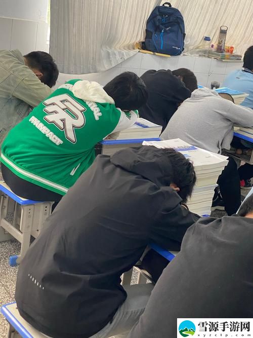  班花趴下让我了一节课，是否意味着学习也可以如此生动？