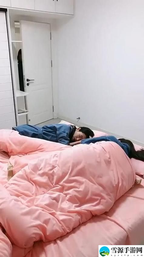  双人床上打扑克不盖被子，这样的游戏会带来怎样的意外惊喜吗？