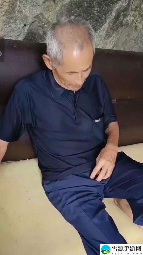 82岁老人找20多岁小伙子上线，网友热议：跨代爱情能否开花结果？